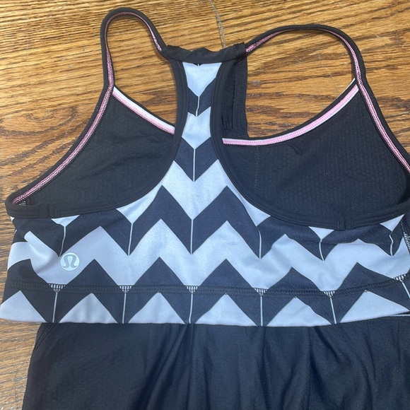 lululemon black flowy tank top with black and white built in sports bra size 4 - Picture 3 of 3